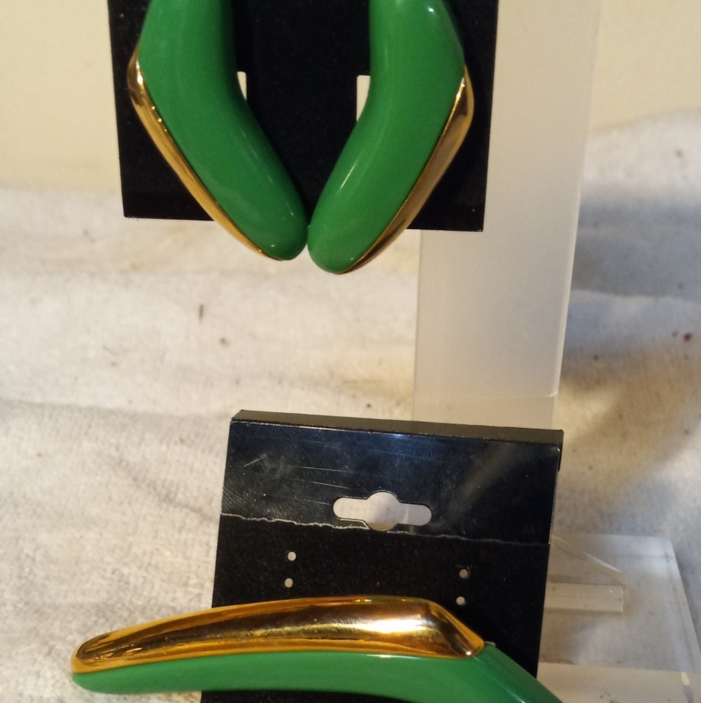 Not new,vintage 2 pc.angle shape lime green & gold brooch& pierced earrings set.